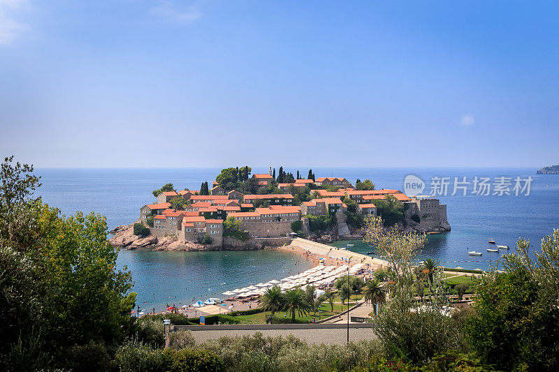 白天的Sveti Stefan